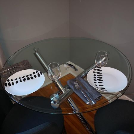 Room With King Bed In Shared 3 Bedroom Downtown Montréal Exterior foto