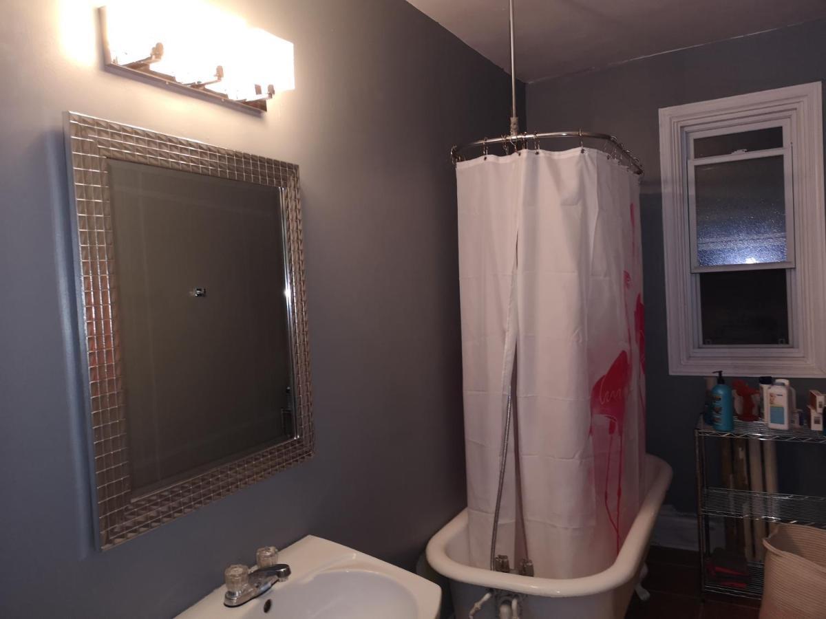 Room With King Bed In Shared 3 Bedroom Downtown Montréal Exterior foto
