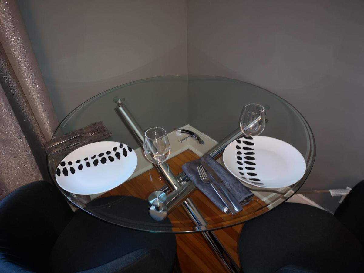 Room With King Bed In Shared 3 Bedroom Downtown Montréal Exterior foto